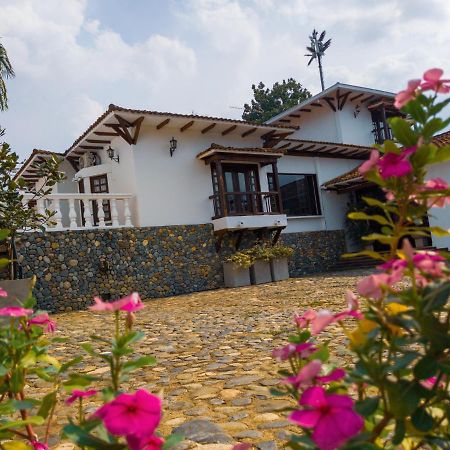 Hotel Boutique La Casa De Piedra Кали Екстериор снимка