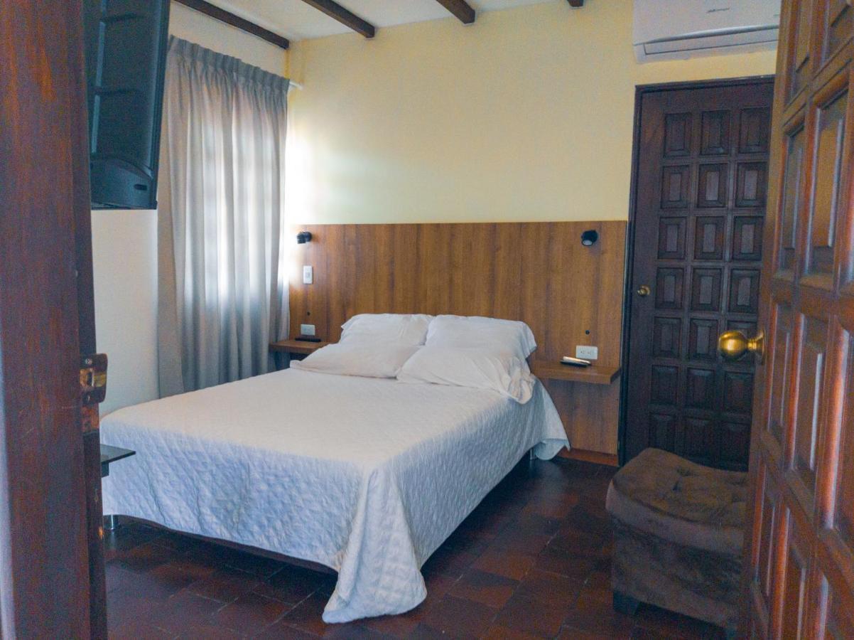 Hotel Boutique La Casa De Piedra Кали Екстериор снимка